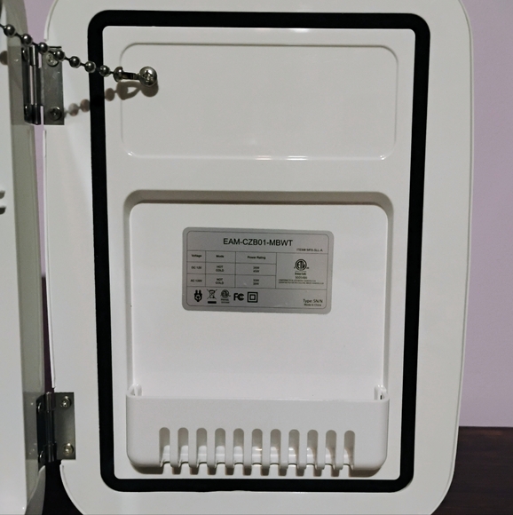 Perfect for kids going away to school Mini Fridge NEW - Picture 3 of 8